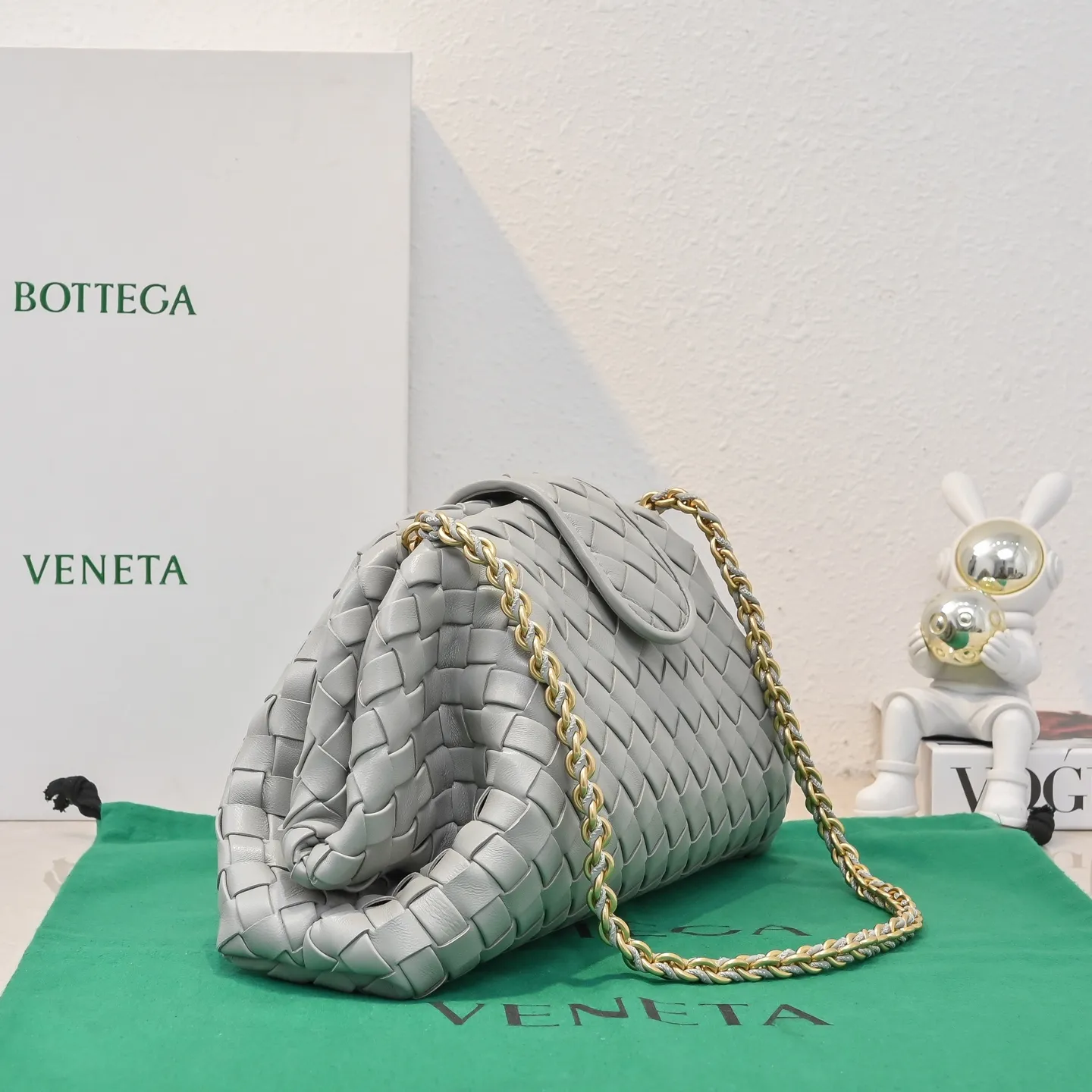 Batch 2260 Bitters Venetia 2024 summer series brings Lauren 1980 handbags back to the public eye. The design of the bag is inspired by ancient Roman architecture. It uses the brand's iconic Intrecciato lambskin woven bag body with a hard frame. No logo can be seen on the whole bag. It is equipped with a leather woven metal chain. When using it as a clutch, just put the chain directly in the bag ~ showing an elegant and timeless style. Decades later, when Lauren Hutton once again walked on the Bottega Venetia spring and summer show with this bag, the charm of the year still remains intact despite the passage of time. Size: 31.5*16.5*11 Style No.: 5807